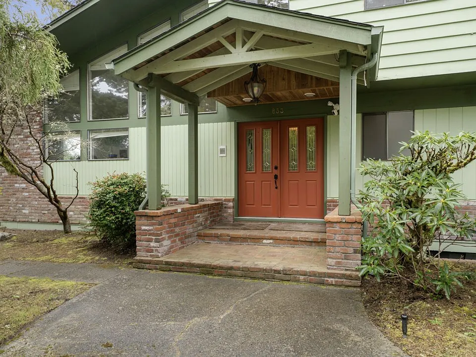 833 Rhododendron Dr