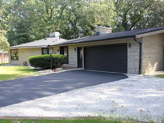 3rd image of 2631 Hillview Ln