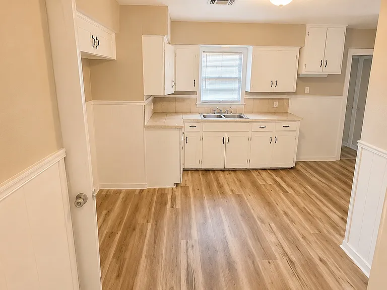 734 Montclair Pl — Photo 4