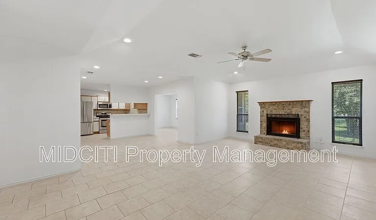 1233 Hollyhock Ln — Photo 10
