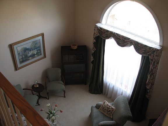 2 story living room w/large circle top  window