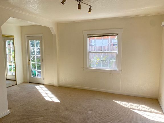 4th image of 381 Fernando Ave