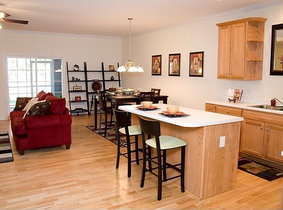 Huge Living Area - all hardwood 