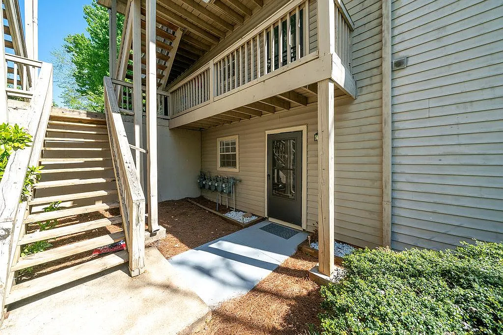 1318 Brockett Pl — Photo 3