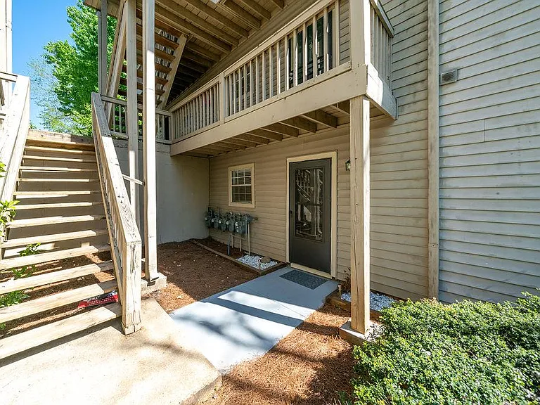 1318 Brockett Pl — Photo 3