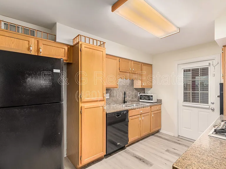 1136 W 12th St — Photo 2