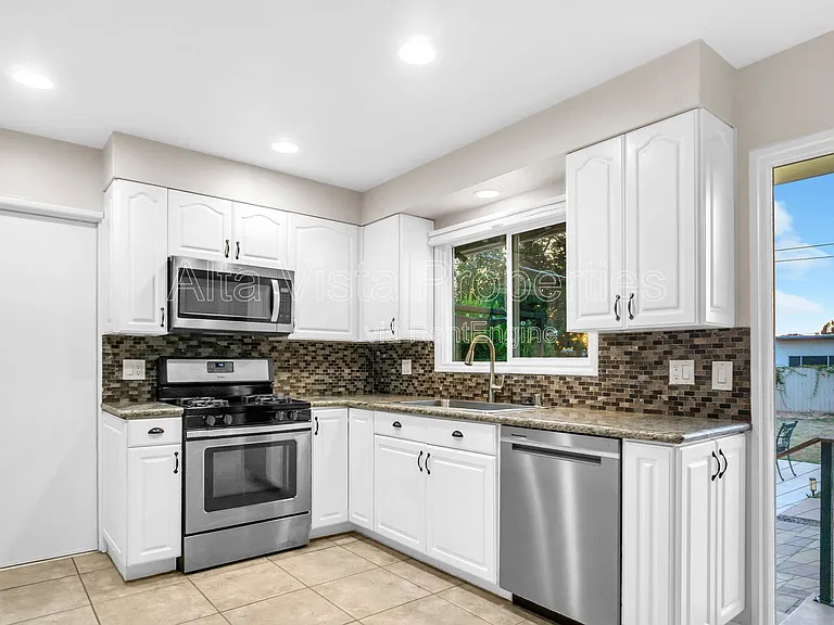 120 Green Ave — Photo 8