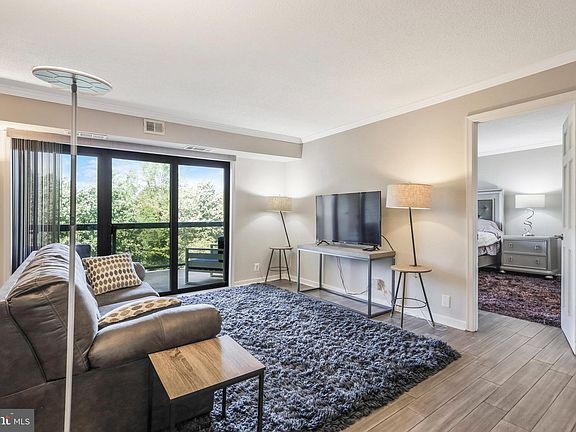3rd image of 203 Yoakum Pkwy APT 1017