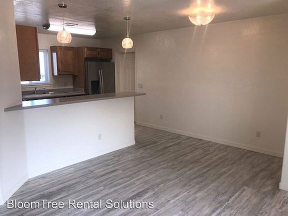5th image of 402 S Granite St