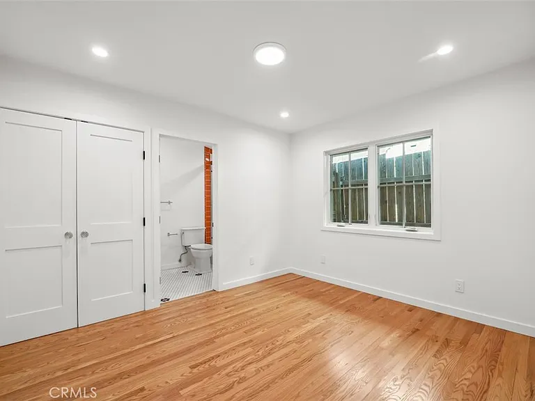 2549 N Beachwood Dr — Photo 19