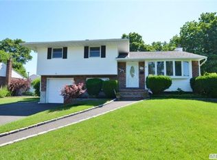 5 Balsam Ln, Commack, NY 11725