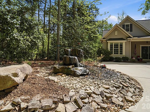3rd image of 2370 Valelake Rd
