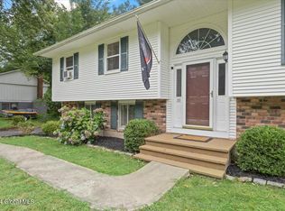 35 Acorn Ave, Clifton Park, NY