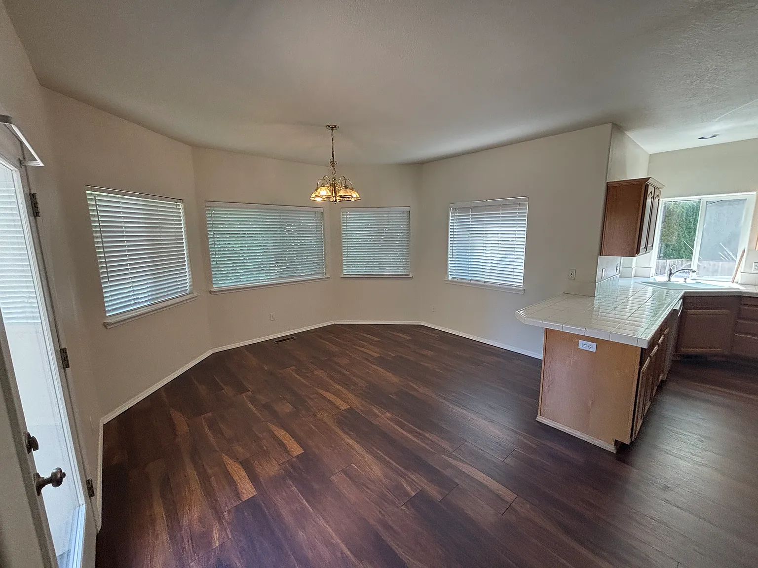 5 bed, 2.5 bath, 3052 sqft, $3,195 — Photo 3
