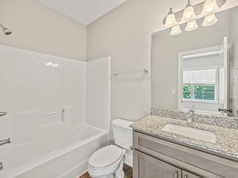 137 N Franklin Ave — Photo 14