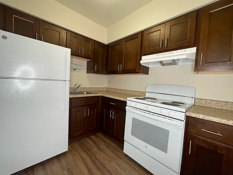 Oak Creek Apartments — Photo 27