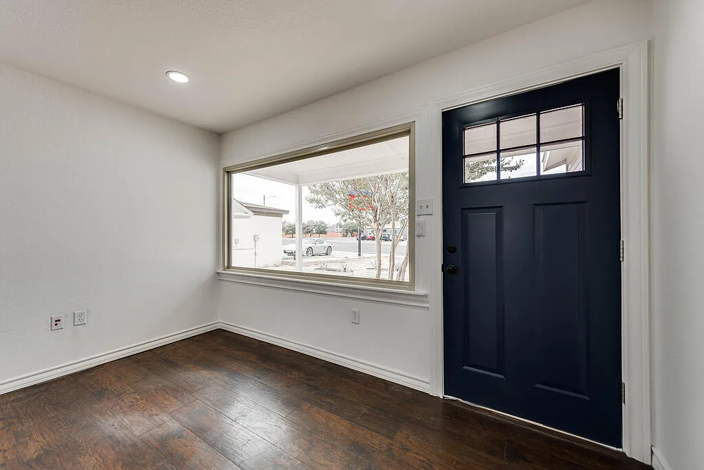 3 bed, 1.0 bath, 1140 sqft, $2,800 — Photo 3