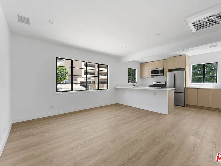8730 Holloway Dr — Photo 8
