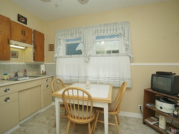 4th image of 156 W Hazeltine Ave