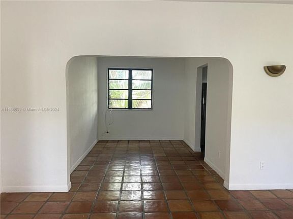 5th image of 411 Meridian Ave APT 3