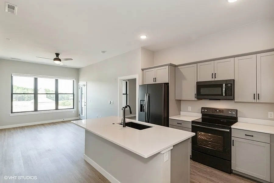 1 bed, 840 sqft, $1,545 — Photo 3