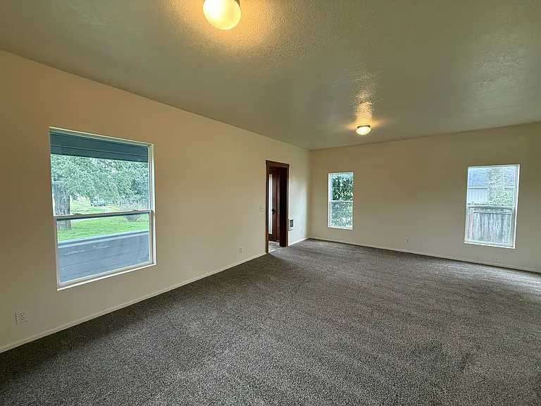 1133 Irvington Dr — Photo 4
