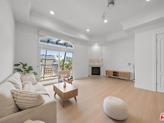 3rd image of 309 S Mariposa Ave APT 301