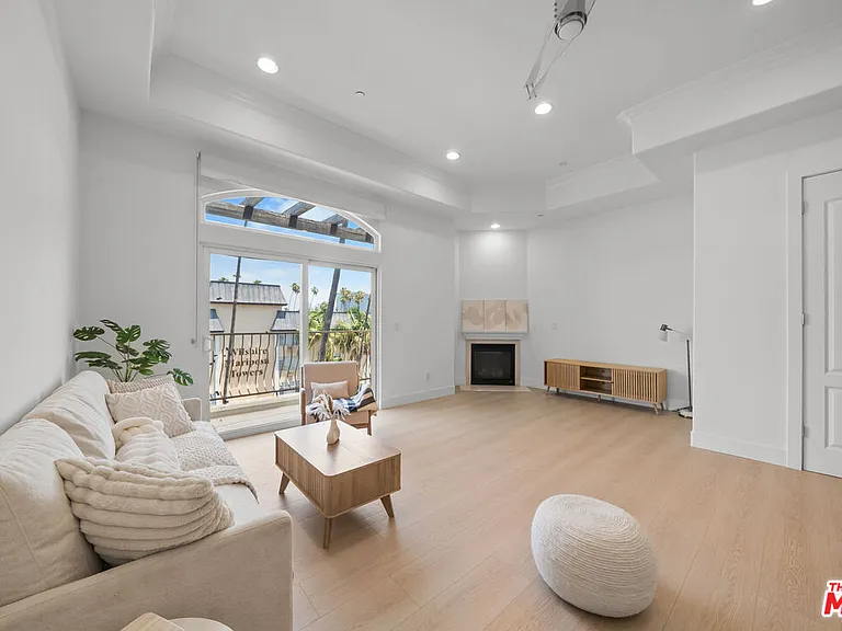 309 S Mariposa Ave #301 — Photo 2