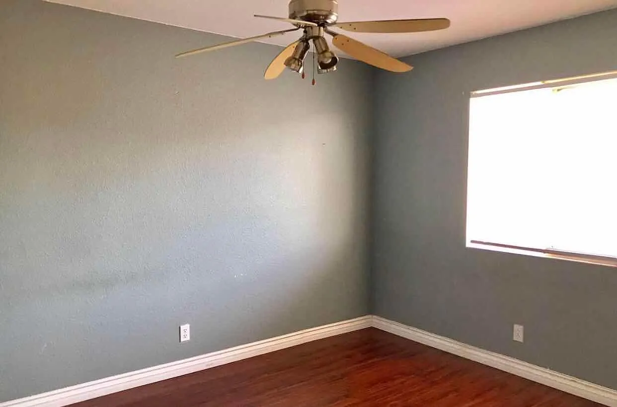 15375 Brandon Ln — Photo 2