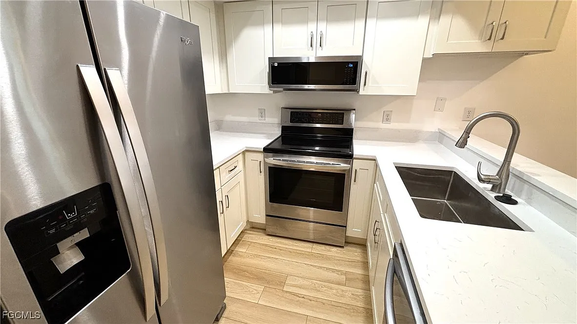 2 bed, 2.0 bath, 939 sqft, $1,690 — Photo 3