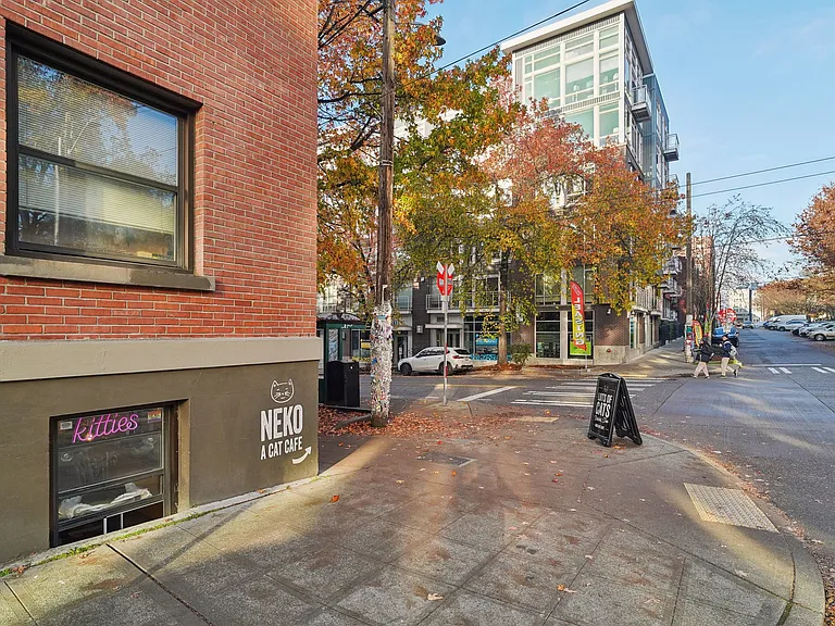 Dunn Motors Apartments — Photo 18
