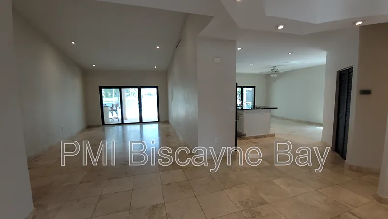 4 bed, 2.0 bath, 2484 sqft, $4,600 — Photo 4
