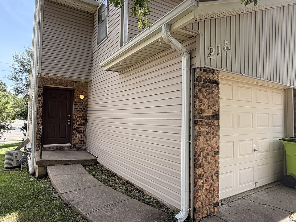 215 NE Timbercreek Dr #1