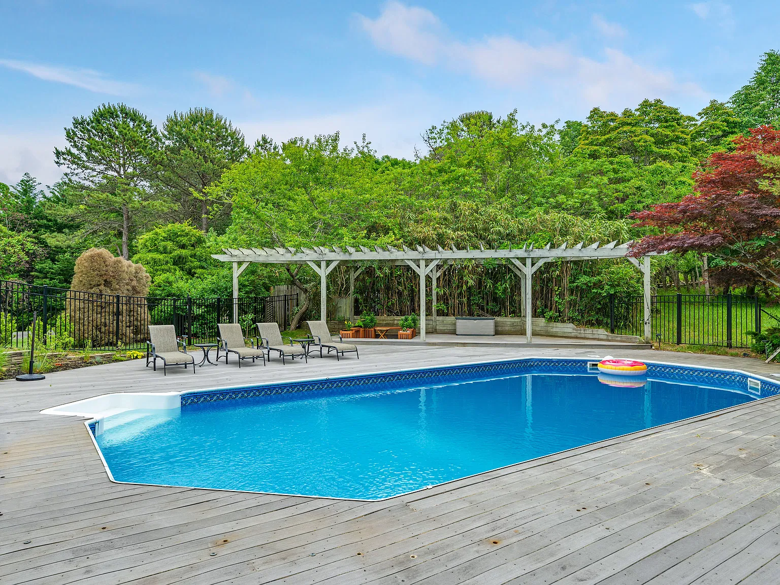 Private Two Acre Oasis — Photo 3