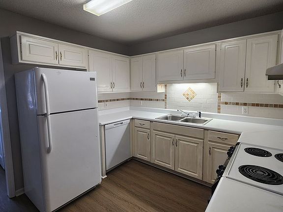 3rd image of 6000 Susan Cir APT B