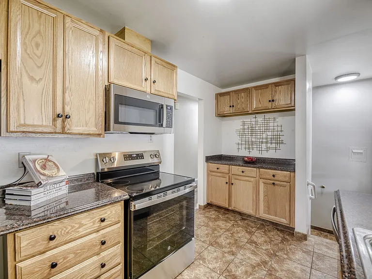 1015 W Longview Ave — Photo 8