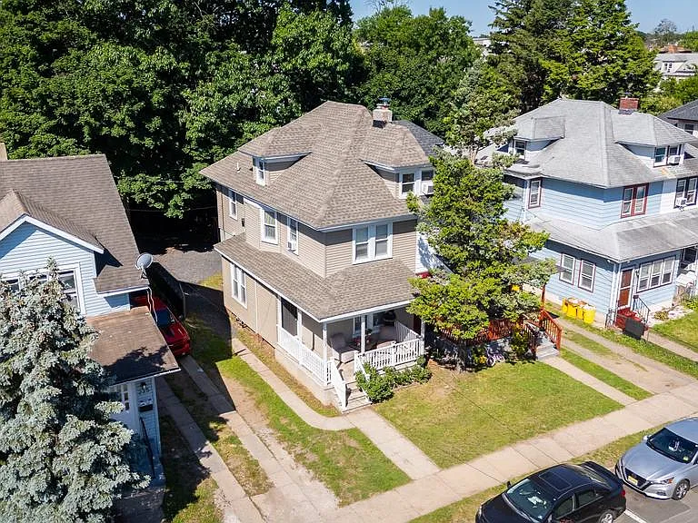 233 Park Ln — Photo 2