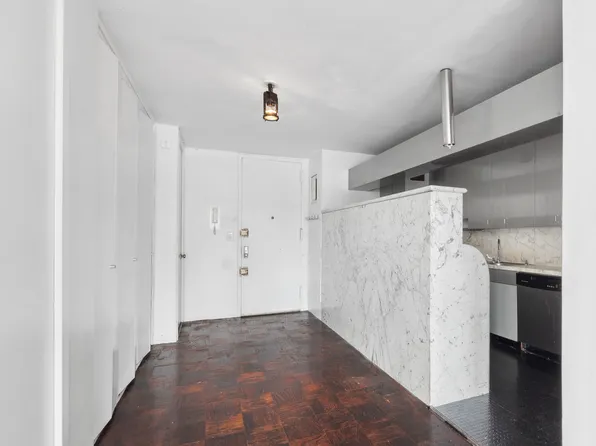 300 East 33rd Street 9M image 2 of 7