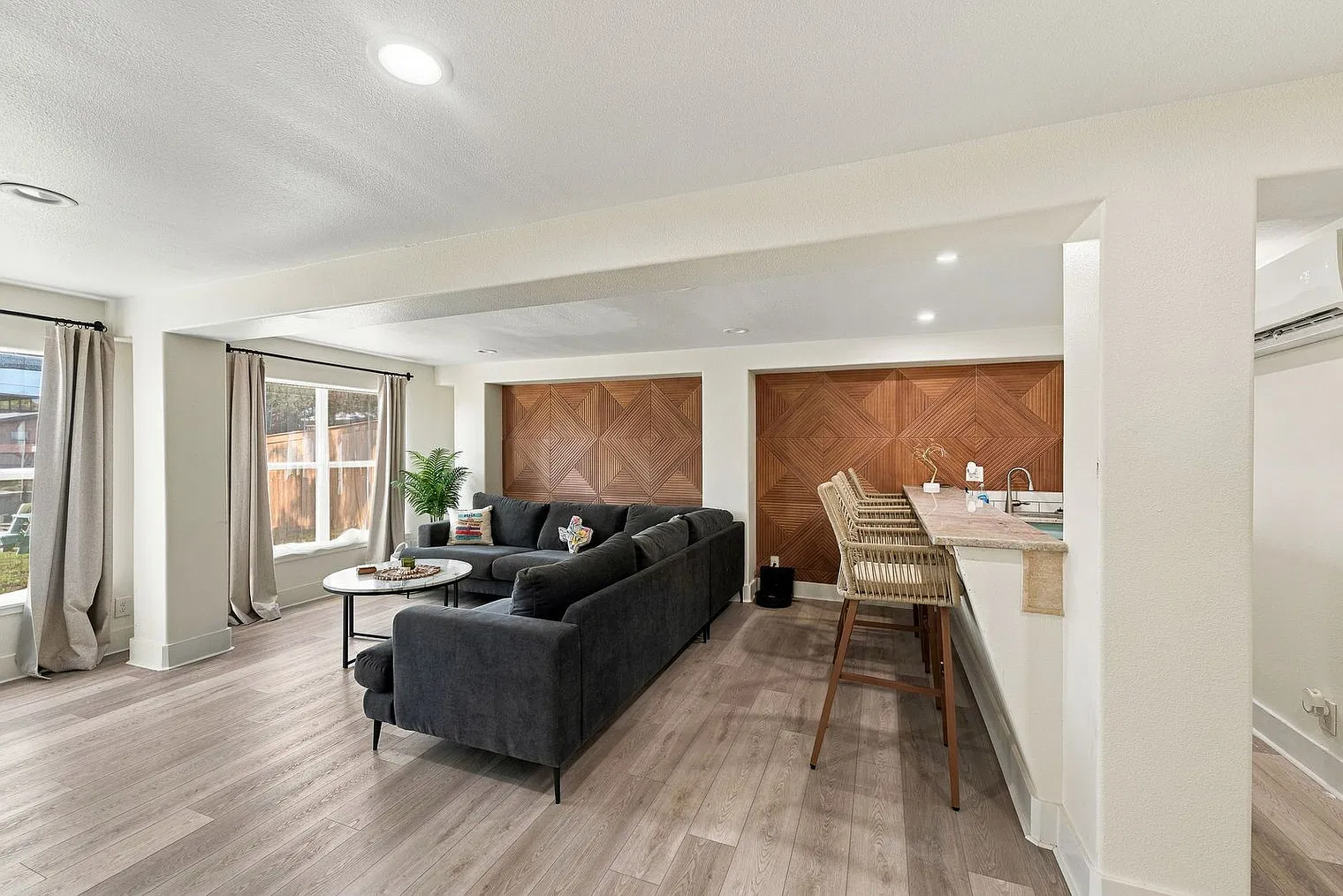 4 bed, 4.0 bath, 2131 sqft, $5,358 — Photo 2