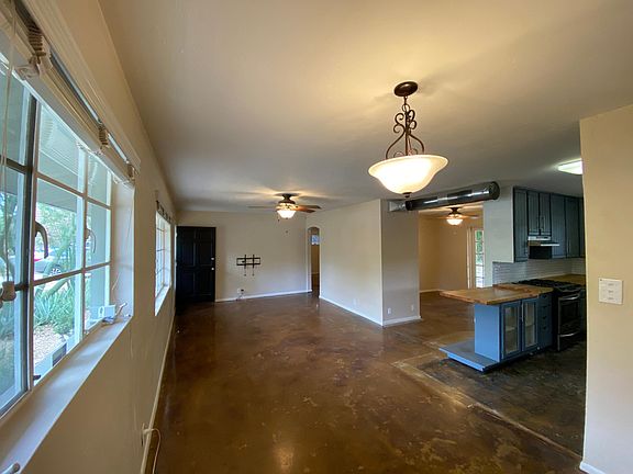 Dining room.