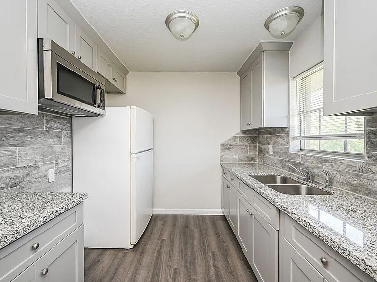 1518 East Ave — Photo 49