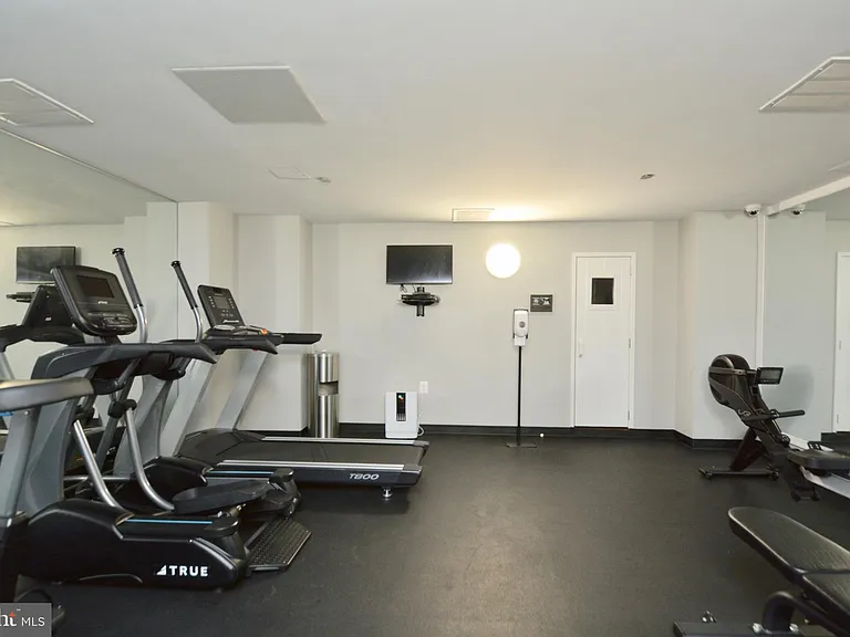 1301 N Courthouse Rd #1512 — Photo 33