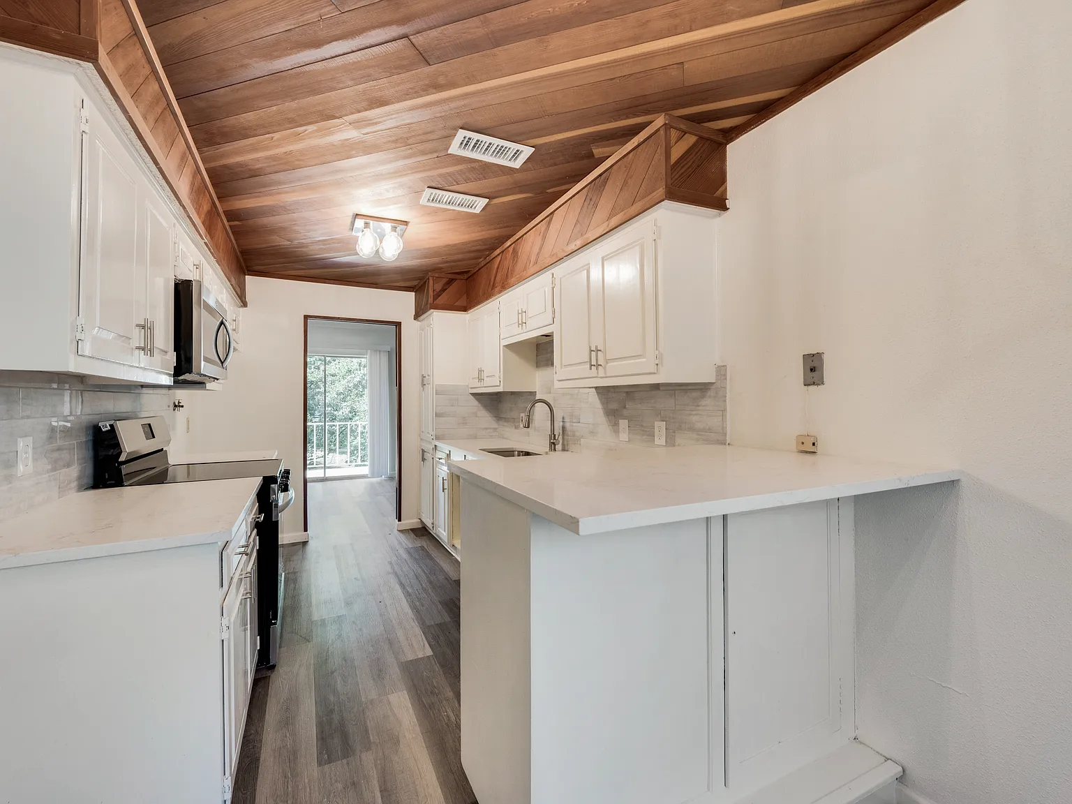 2 bed, 2.5 bath, 1500 sqft, $1,899 — Photo 2