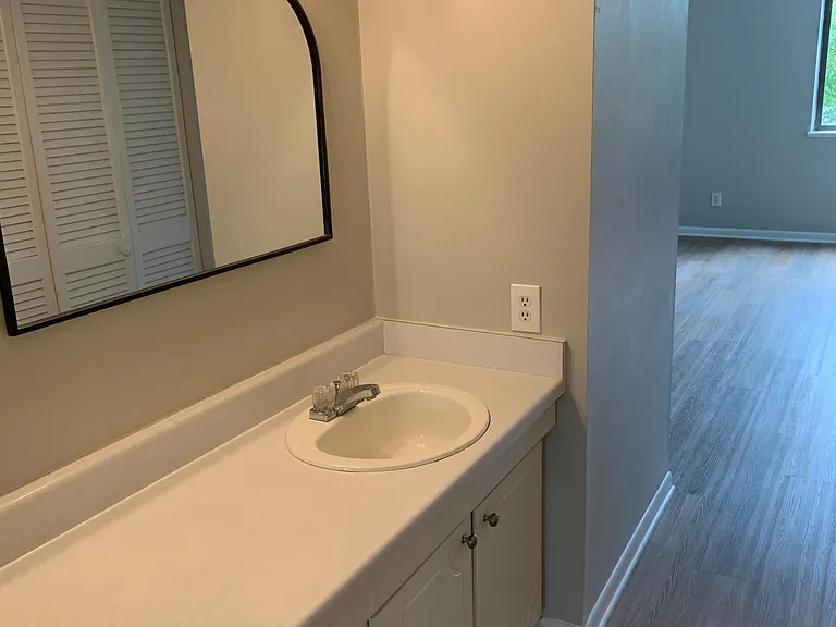 1100 Clarendon St #204 — Photo 14
