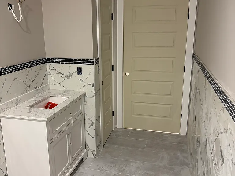 564 Main St — Photo 2