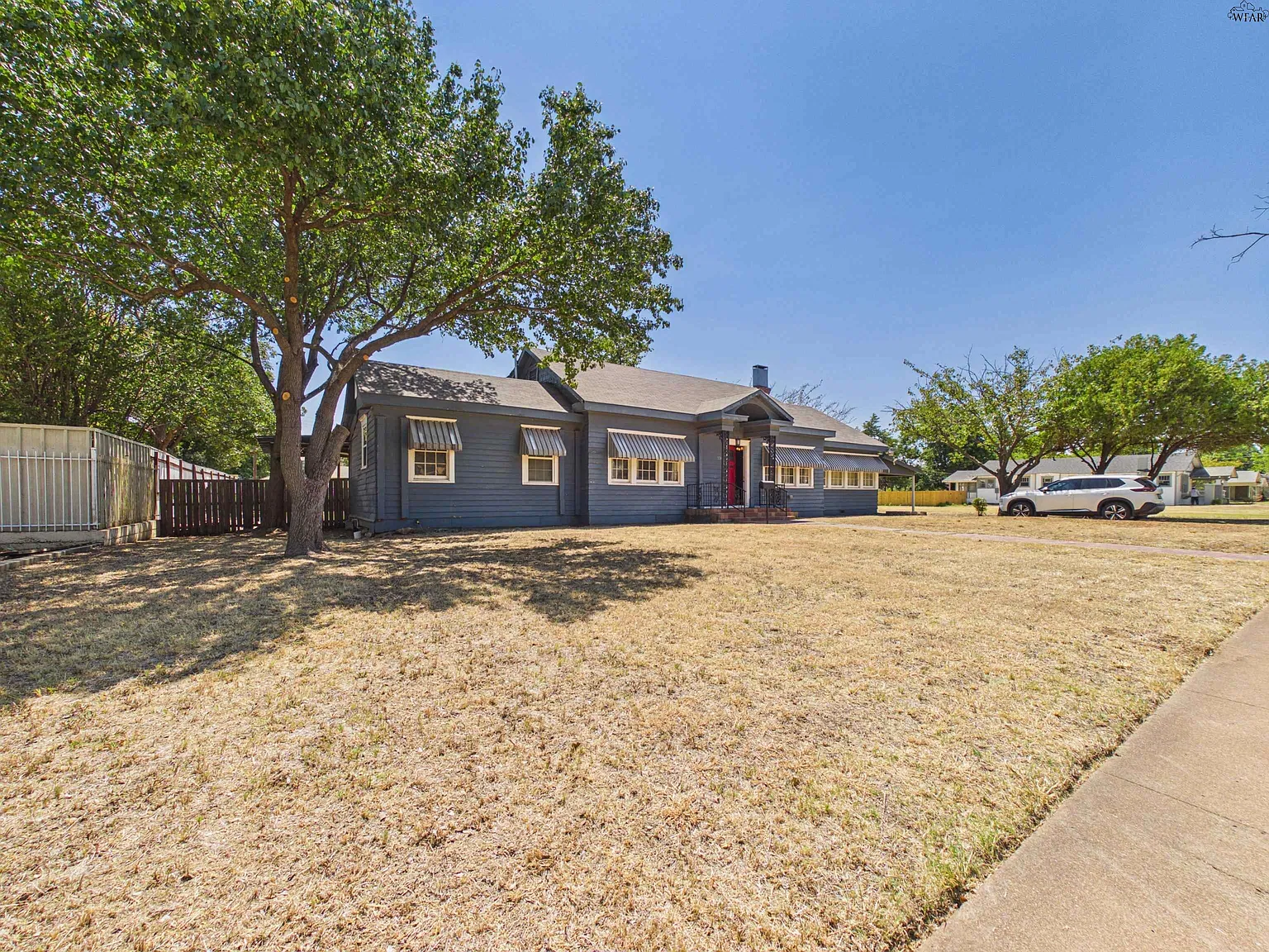 3 bed, 2.0 bath, 2002 sqft, $2,300 — Photo 3
