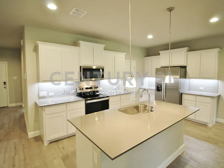 1449 Bennett Dr — Photo 2