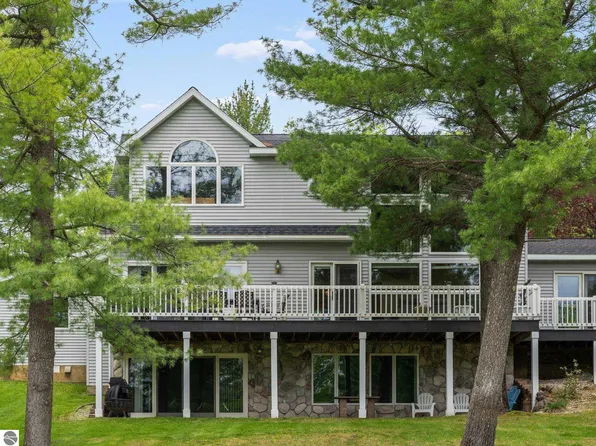 514 White Pine Dr, Cadillac, MI 49601