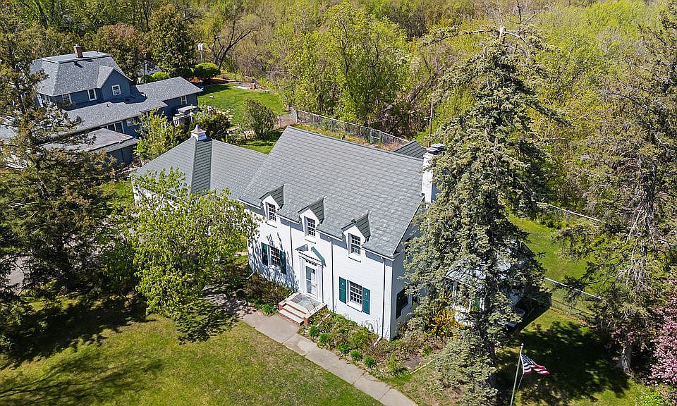 1st image of 415 Bluff Ave