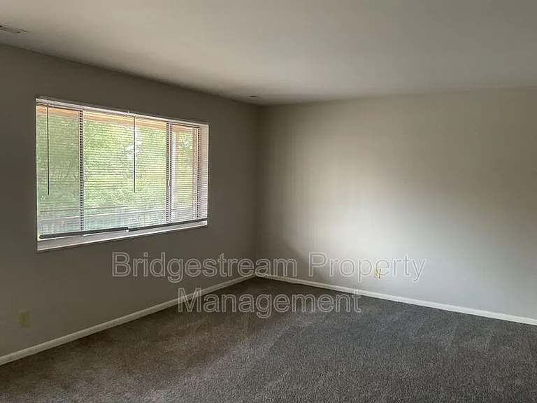7837 N Main St #9 — Photo 5